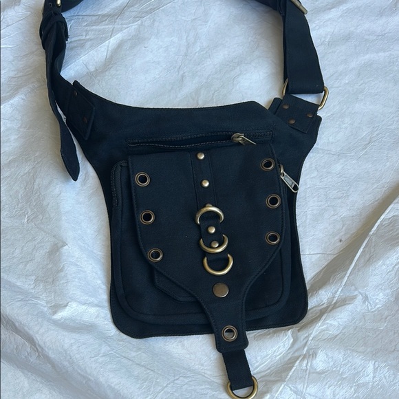 Elegant Black Crossbody Bag with Gold Accents - Picture 1 of 1